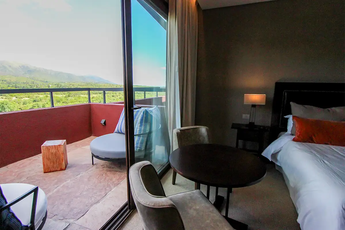 Habitación de hotel con vista a las sierras