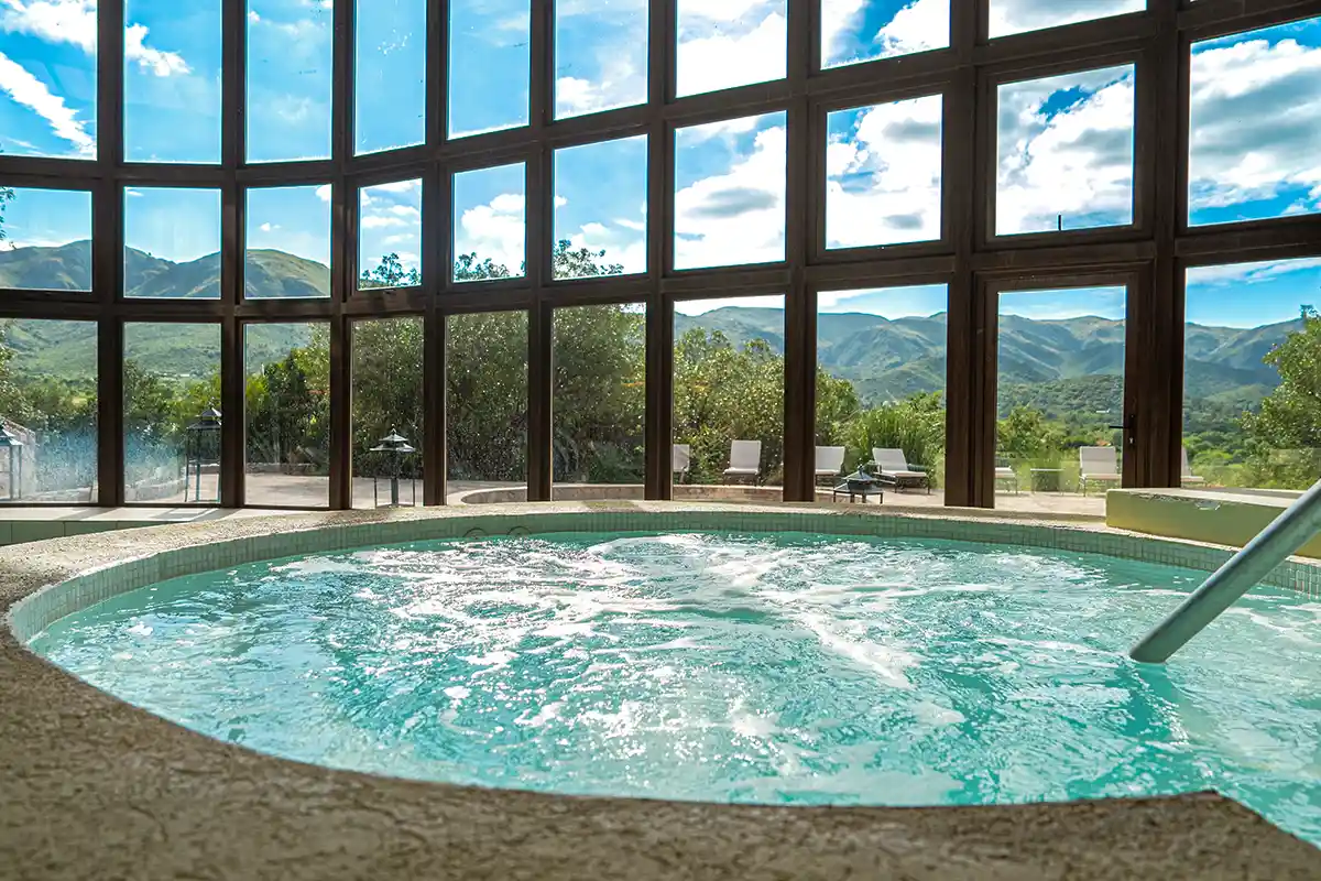 Circuito hídrico de Esencia Spa con vista a las sierras